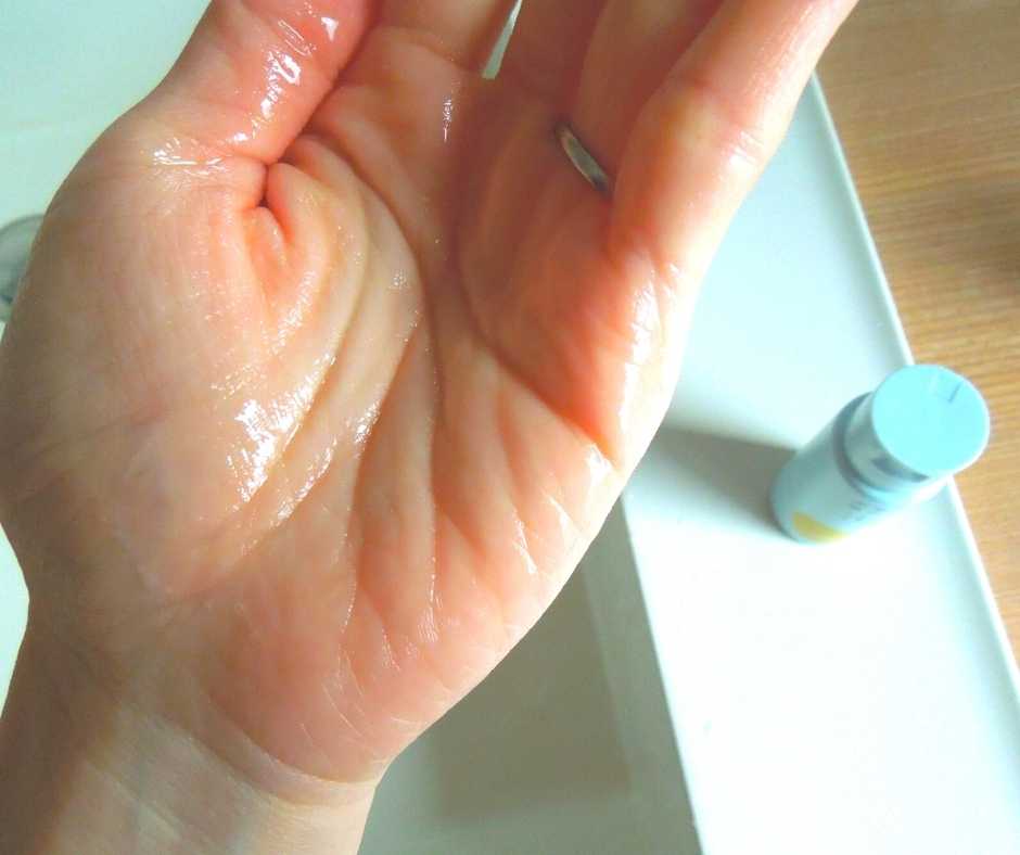 草花木果 化粧水(しっとり)手に伸ばしたところ